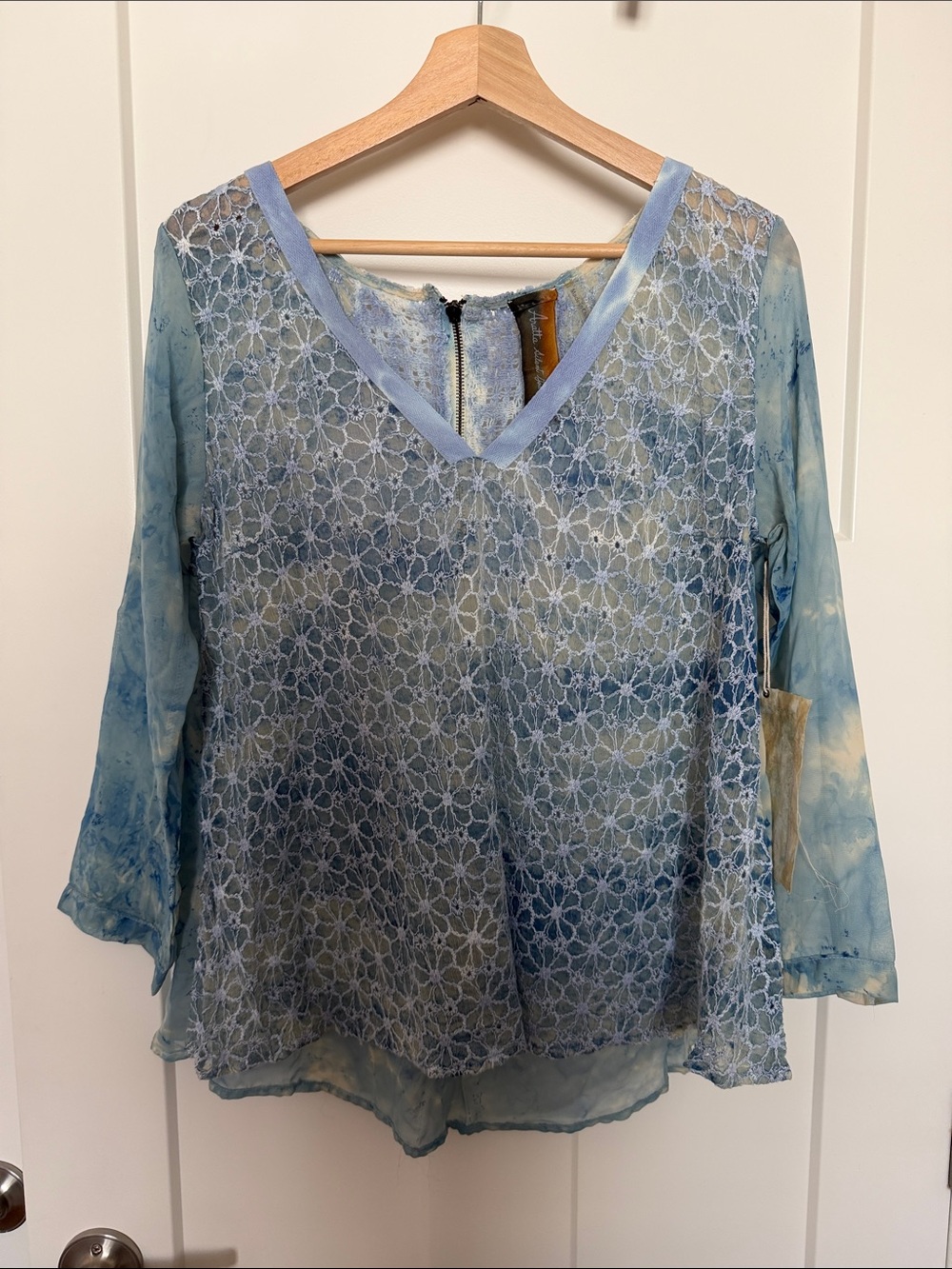 NWT Aratta Light Blue Floral Lace V-Neck Blouse 70% silk size M